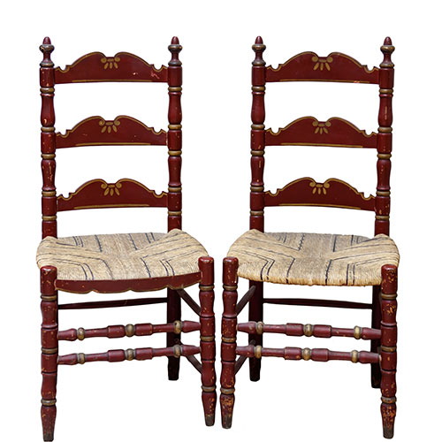Sub.:1-On - Lote: 39 -  Pareja de sillas andaluzas en madera tallada y patinada en rojo. Con respaldo calado alto y asiento de enea.