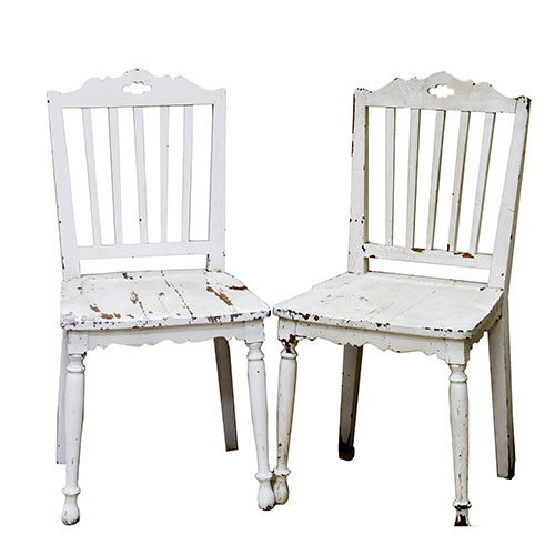 Sub.:1-On - Lote: 40 -  Pareja de sillas en madera lacada en blanco. Respaldo calado. Desperfectos.