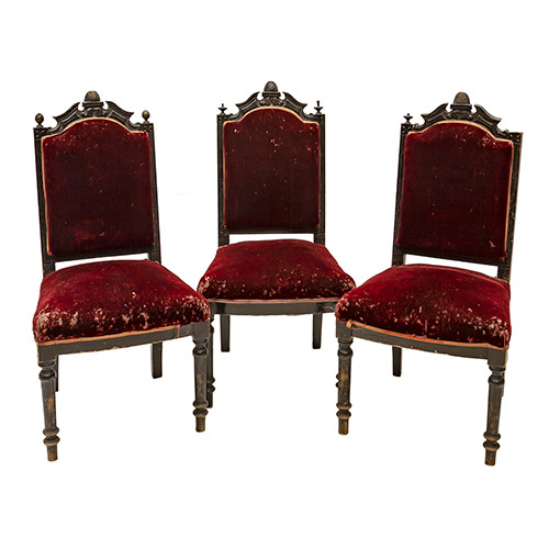 Sub.:1-On - Lote: 135 -  Seis sillas alfonsinas en madera ebonizada con patas torneadas y tapicera de terciopelo rojo estropeada.