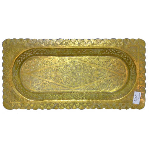 Sub.:1 - Lote: 1022 -  Bandeja rectangular rabe en metal dorado y cincelado.