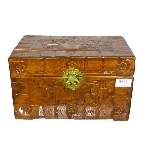 Sub.:1 - Lote: 1024 -  Caja en madera tallada de estilo oriental.