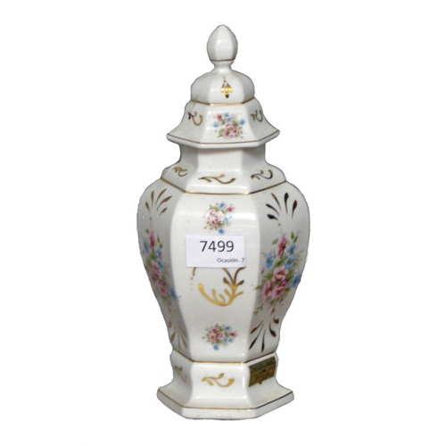 Sub.:1 - Lote: 1029 -  Tibor en porcelana espaola con decoracin de motivos florales y dorados.