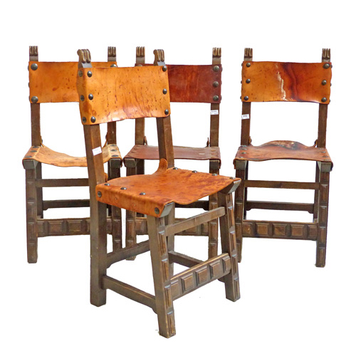 Sub.:1 - Lote: 1026 -  Conjunto de cuatro sillas castellanas en madera de cuero. Daos en el cuero. Alguna falta.