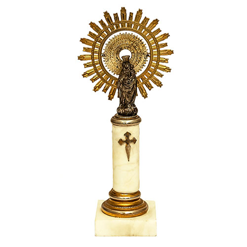 Sub.:11 - Lote: 238 -  Virgen del Pilar. Figura en metal plateado sobre columna en mrmol blanco. 