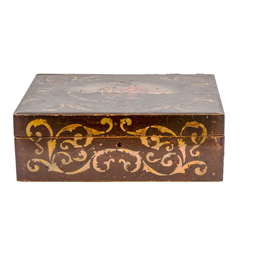 Sub.:11 - Lote: 349 -  Caja de madera con motivo central de mujeres orientales enmarcadas por volutas de acanto doradas.