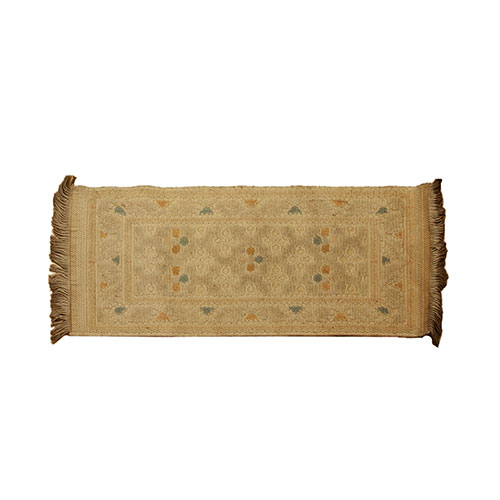 Sub.:11 - Lote: 271 -  Pequea alfombra de lateral de cama en lana con motivos geomtricos en tonos pastel sobre fondo blanco. Moderna.