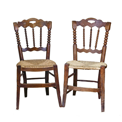 Sub.:11 - Lote: 135 -  Conjunto de cuatro sillas rsticas en madera torneada con asiento de enea. 