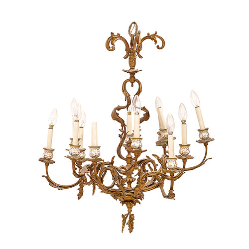 Sub.:11 - Lote: 137 -  Lmpara de techo. Estilo Luis XV de doce luces en bronce dorado con boquillas de porcelana pintada.