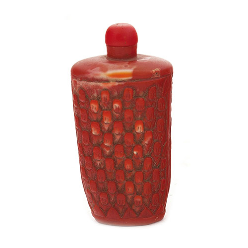 Sub.:11 - Lote: 577 -  Tabaquera china en coral rojo tallado con motivos de cabezas de Buda, primera mitad del S.XX. Con tapn.