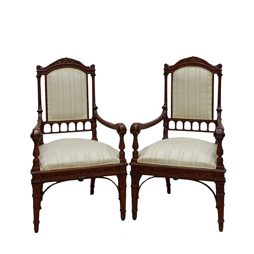 Sub.:11 - Lote: 554 -  Pareja de sillones italianos , ca. 1900. En madera de nogal tallada. 