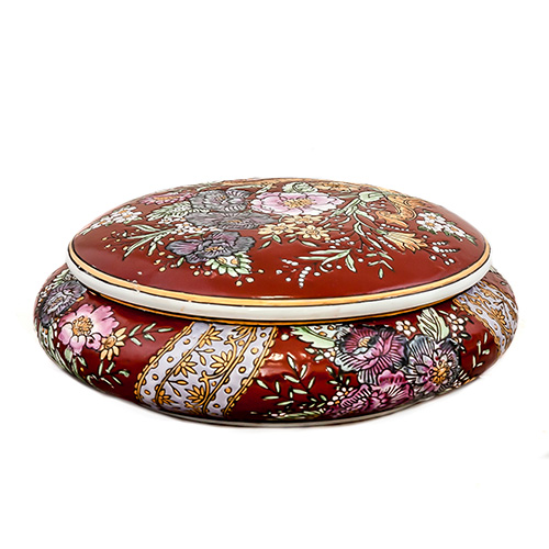 Sub.:12 - Lote: 1267 -  Caja en porcelana china con tapa con motivos florales de corte orientalista. Con sello en la parte inferior.