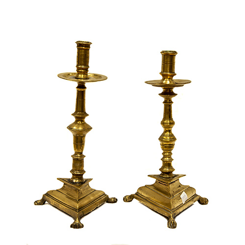 Sub.:12 - Lote: 91379 -  Lote de dos candeleros con base triangular y patas de len. S. XVIII.