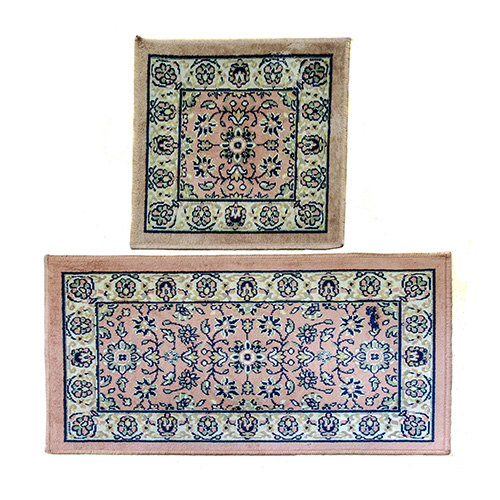 Sub.:12 - Lote: 91402 -  Lote de dos tapetes de estilo persa con flores estilizadas como motivo central y borde floral sobre fondo rosa.