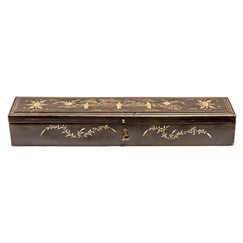 Sub.:12 - Lote: 287A -  Caja de abanico en madera lacada con decoracin en dorado de paisaje oriental.