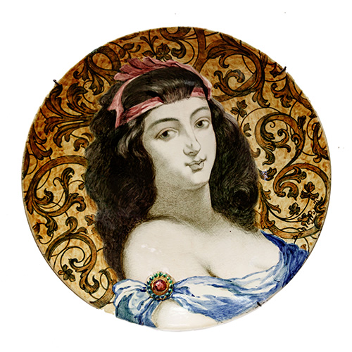 Sub.:12 - Lote: 252 -  Gran plato en cermica esmaltada con retrato de dama modernista sobre fondo decorativo de acantos. 