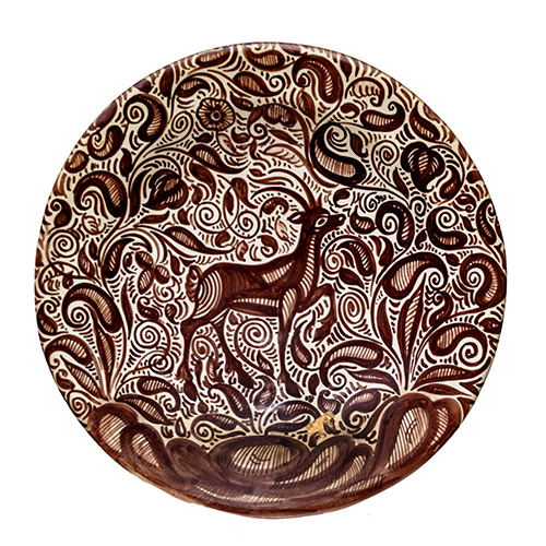 Sub.:12 - Lote: 267 -  Plato en cermica esmaltada de Talavera. Con representacin de un venado sobre fondo de hojarasca estilizada. 