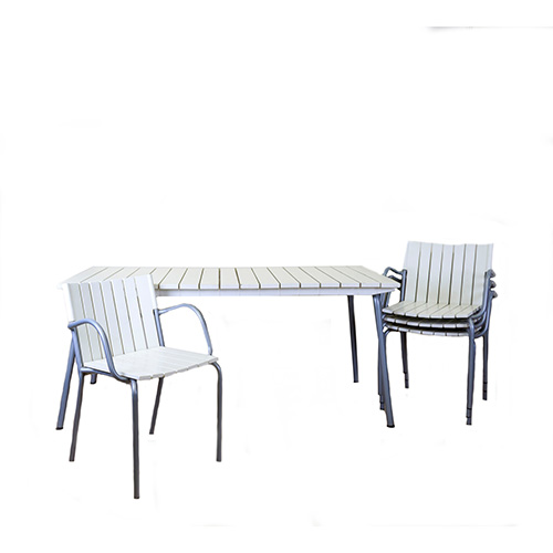 Sub.:12 - Lote: 370 -  Lote de mesa y cuatro sillas en madera patinada en blanco con patas de acero.