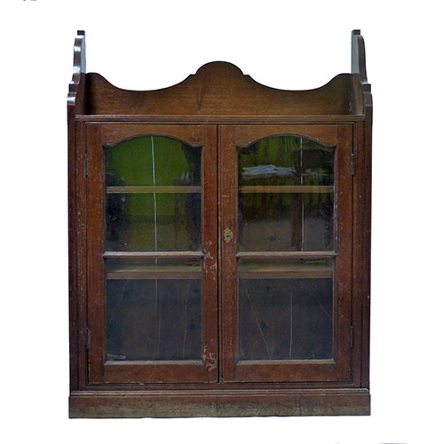 Sub.:13-On - Lote: 114 -  Vitrina de colgar de dos puertas con tres baldas al interior, en madera de castao.