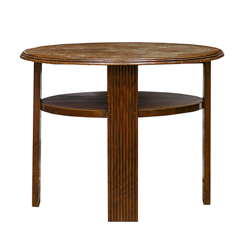 Sub.:13 - Lote: 1634 -  Pequea mesa velador en madera, con patas acanaldas. 