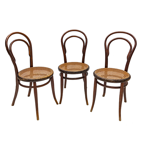 Sub.:13 - Lote: 1628 -  Lote de cinco sillas thonet con asiento de rejilla en madera patinada.