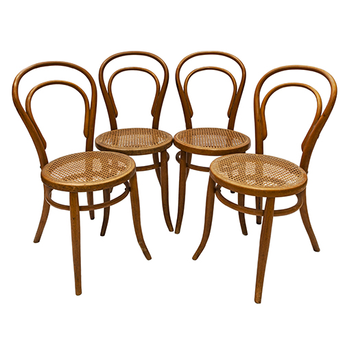 Sub.:13 - Lote: 1637 -  Lote de cuatro sillas thonet en madera con asiento de rejilla.