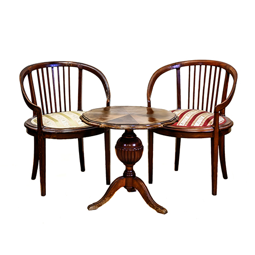Sub.:13 - Lote: 1623 -  Pareja de sillas de asiento redondo tapizado y respaldo calado con balaustrada. 