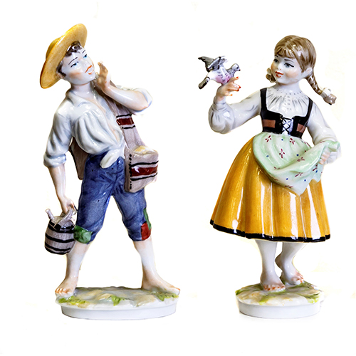 Sub.:13 - Lote: 219 -  Jvenes. Figuras en porcelana esmaltada. Tipos populares: l con la bota de vino, ella con pajarito en la mano.