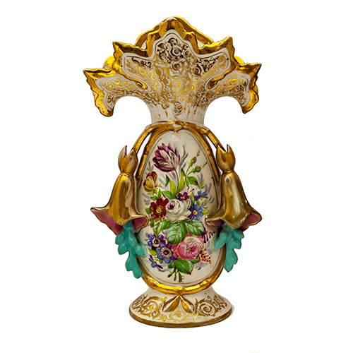Sub.:14 - Lote: 334 -  Jarrn isabelino en porcelana con flores como motivo central enmarcado por flores cala en relieve y con detalles dorados en embocadura y pie. S. XIX.