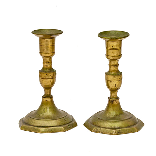 Sub.:14 - Lote: 280 -  Pareja de candeleros isabelinos en bronce con base octogonal. S. XIX.