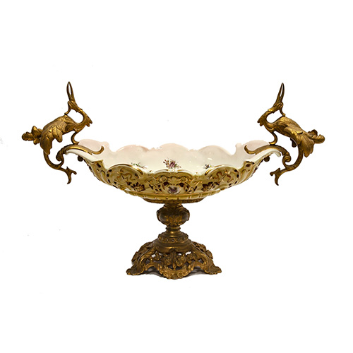 Sub.:14 - Lote: 322 -  Centro de mesa en porcelana con decoracin floral, pie y asas en forma de grullas en bronce. Asas sueltas.