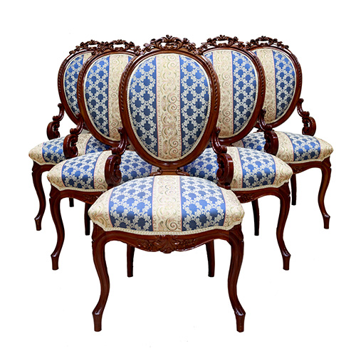 Sub.:14 - Lote: 298 -  Conjunto de seis sillas estilo isabelino en madera patinada y rematadas con copete calado. Respaldo y asiento tapizados.