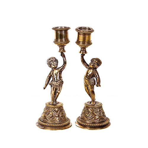 Sub.:14 - Lote: 372 -  Pareja de candeleros en bronce con vstagos en forma de putti.