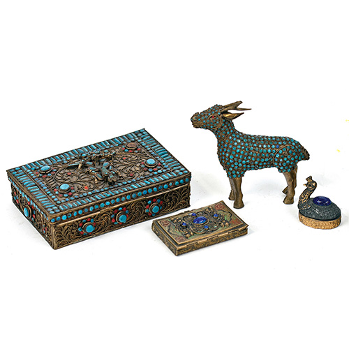 Sub.:14 - Lote: 159 -  Lote de cuatro piezas en metal de estilo tibetano formado por dos cajas, caja pastillero y cabra. Alguna falta.