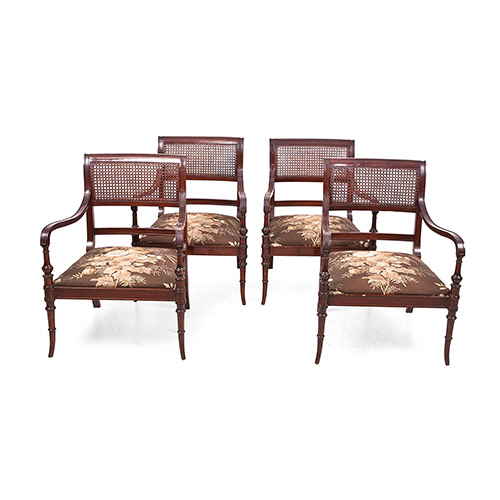 Sub.:14 - Lote: 180 -  Conjunto de cuatro butacas en madera patinada con respaldo de rejilla y asiento tapizado.