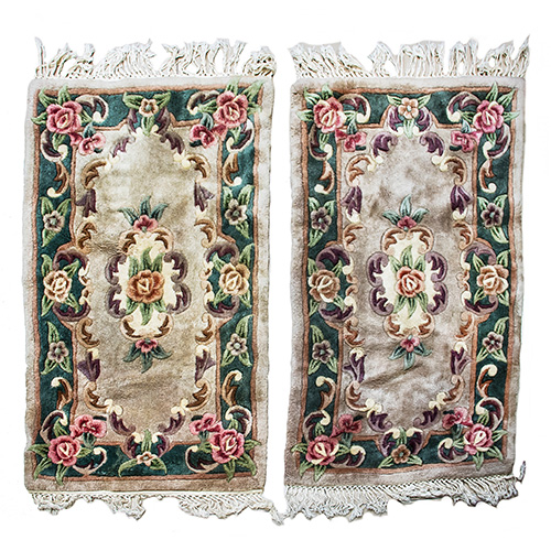 Sub.:15 - Lote: 182 -  Pareja de alfombras chinas de lateral de cama, con fondo beige y orlas verdes y rosas.