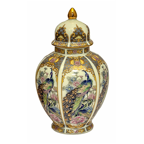Sub.:15 - Lote: 1294 -  Tibor con tapa en porcelana con decoracin de pavos reales y detalles dorados.