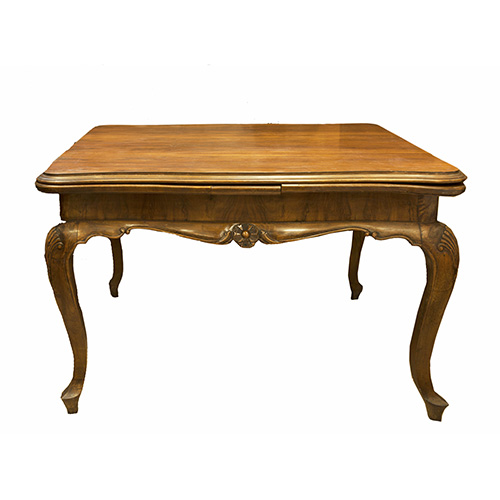 Sub.:15 - Lote: 144 -  Mesa de comedor extensible en madera de nogal, estilo Luis XV.