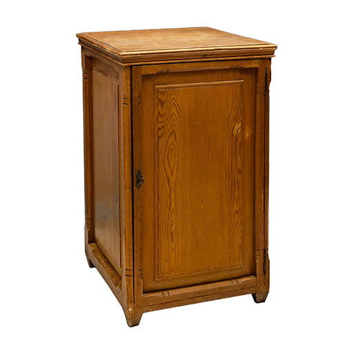 Sub.:15 - Lote: 326 -  Pequeo mueble de oficina en madera de pino con una puerta y cinco baldas al interior. Principios s. XX.