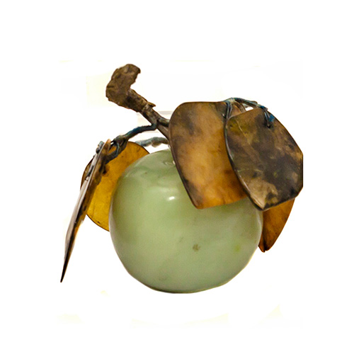 Sub.:15 - Lote: 1333 -  Manzana en jade con hojas en piedras duras.