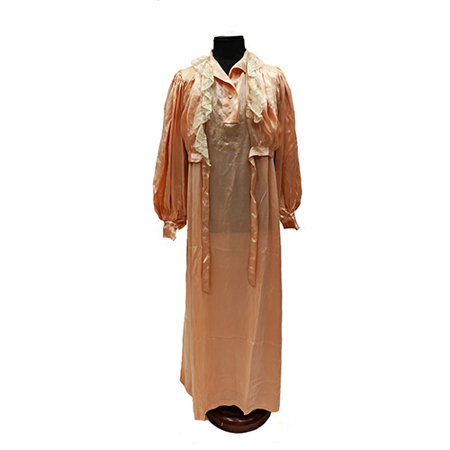 Sub.:15 - Lote: 1361 -  Camisn de manga larga en tela de raso rosa con bordados florales y camisa con bordes de encaje.