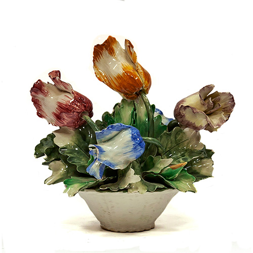 Sub.:15 - Lote: 1265 -  Centro de flores en porcelana policromada de Capodimonte.