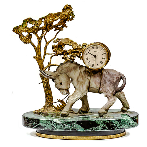 Sub.:15 - Lote: 162 -  Reloj de sobremesa Quartz sobre figura de burro en porcelana y bronce. Con base de mrmol.