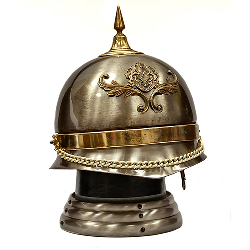Sub.:15 - Lote: 1353 -  Licorera en forma de casco con caja de msica. Con su botella y sus cuatro vasos.