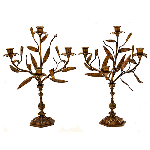 Sub.:15 - Lote: 1145 -  Pareja de candelabros de cuatro luces en latn con formas florales.