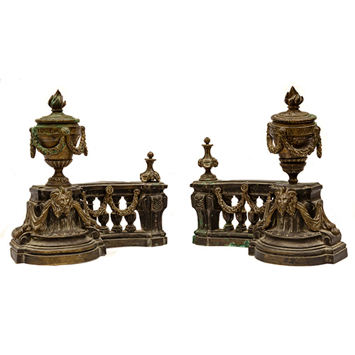 Sub.:15 - Lote: 133 -  Morillos de chimenea en bronce con copas y leones. Francia S. XIX.