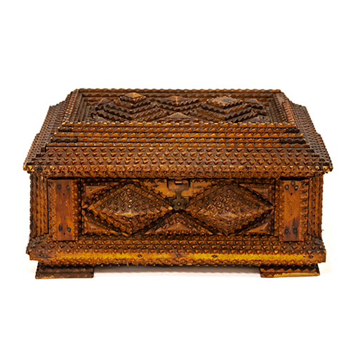 Sub.:15 - Lote: 1315 -  Caja en madera tallada.