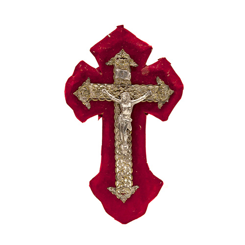 Sub.:15 - Lote: 161 -  Cristo crucificado en metal plateado sobre cruz calada de plata con motivos vegetales y florales sobre fondo de terciopelo.