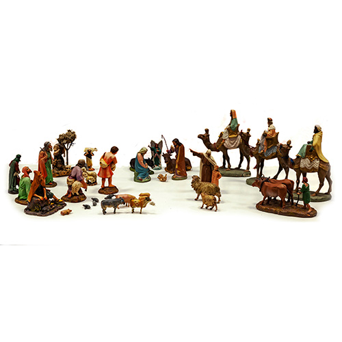 Sub.:15 - Lote: 1340 -  Lote de 39 figuras de beln en diferentes materiales, escayola, barro y resina.