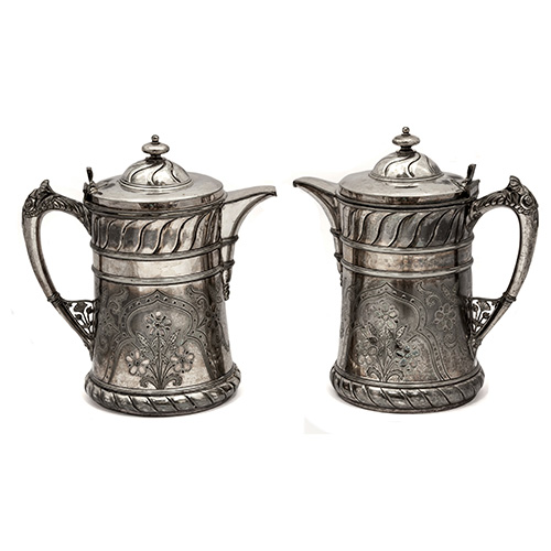 Sub.:15 - Lote: 1136 -  Pareja de jarras en metal plateado Meriden cincelado con decoracin floral e interior de porcelana. S. XIX.