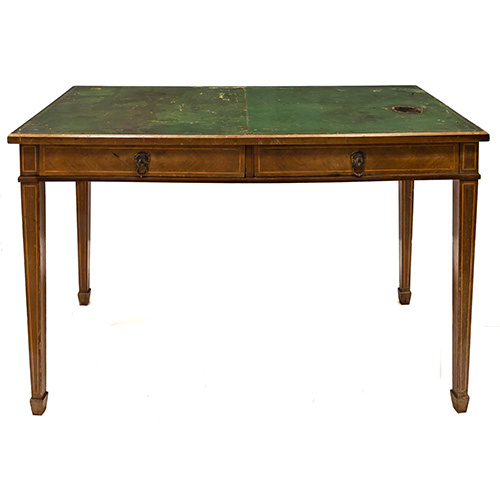 Sub.:15 - Lote: 1342 -  Mesa escritorio con tapa de cuero verde y dos cajones en cintura. Desperfectos.
